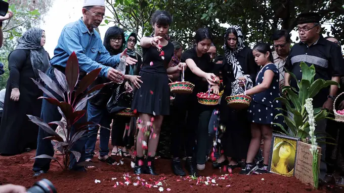 [Bintang] Pemakaman Yana Zein