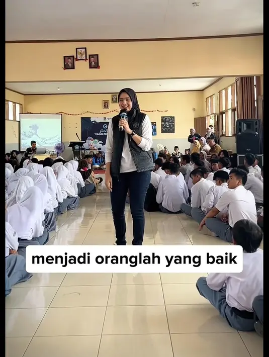 Kedatangan Sonya juga disambut tari-tarian oleh siswi. Artis kelahiran Jakarta 29 tahun silam itu juga memberikan nasihat kepada siswa. Di antaranya jadi netizen yang baik, no narkoba, no free sex, dan taat agama.  [Instagram/sonyafatmala]