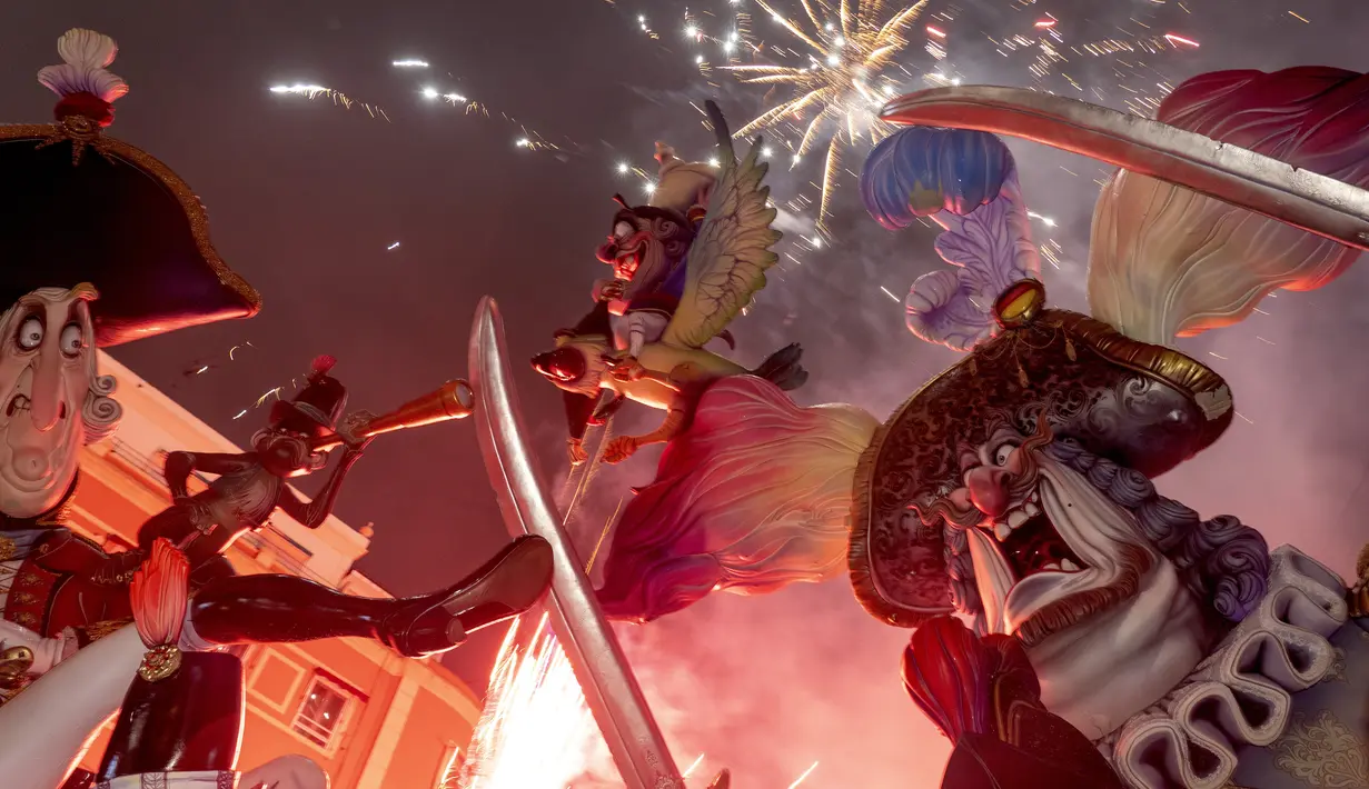 Boneka dan patung dibakar selama festival Fallas tradisional di Valencia, Spanyol, Sabtu (19/3/2022). Setiap bulan Maret di Valencia, Spanyol diadakan Festival Fallas. (AP Photo/Alberto Saiz)