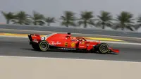 Pembalap Ferrari Sebastian Vettel dari Jerman mengemudikan mobilnya selama latihan bebas pertama di Sirkuit Internasional Bahrain Formula Satu di Sakhir, Bahrain, (6/4). F1 GP Bahrain akan berlangsung pada hari Minggu. (AP Photo/Luca Bruno)