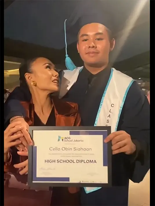 Cello anak kedua Yuni Shara yang baru saja wisuda memiliki paras tinggi dan tampan. Meski sejak lama cerai, Yuni dan Henry selalu kompak terkait urusan anak. [Instagram/yunishara36]