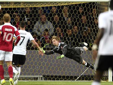 Kiper Denmark,Frederik Roennow berusaha mengamankan bola sepakan pemain Jerman, Julian Draxler (2kiri) pada laga persahabatan di Brondby Stadion, Kopenhagen, (6/6/2017). (Jens Dresling/Ritzau Foto via AP)