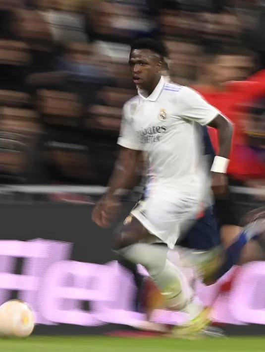 Pemain Real Madrid, Vinicius Junior menggiring bola pada laga leg pertama semifinal Copa Del Rey 2022/2023 melawan Barcelona di Santiago Bernabeu, Madrid, Jumat (03/03/2023) WIB. Laga berakhir dengan skor 1-0 untuk kemenangan Barcelona. (AFP/Oscar Del Pozo)