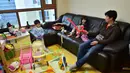 Kim Jin-Sung saat bermain dengan putrinya Na-Eun dan putranya Won-Woo di apartemen mereka di Seoul. Kim adalah salah satu dari meningkatnya jumlah ayah di Korsel memilih istirahat dari karirnya untuk membantu membesarkan anak-anaknya. (AFP PHOTO/JU)