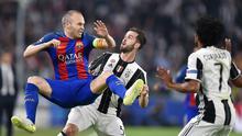 Pemain Juventus, Miralem Pjanic (tengah) berebut bola dengan pemain Barcelona, Andreas Iniesta pada leg pertama babak perempatfinal Liga Champions di di Juventus Stadium, Selasa (11/4/2017). Juventus menang 3-0. (Alessandro Di Marco/ANSA via AP)