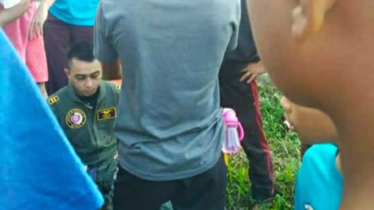 Pilot Pesawat Hawk jatuh yang diselamatkan warga usai terjatuh di atap rumah.