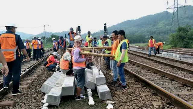 Alat material untuk siaga (AMUS) disiagakan di sejumlah titik untuk mengantisipasi terjadinya hambatan perjalanan kereta. (Foto: Liputan6.com/Muhamad Ridlo)