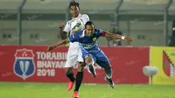 Pemain Persib Bandung, Atep menghalau bola dari hadangan Bali United  pada laga semifinal Torabika Bhayangkara Cup 2016 di Stadion Si Jalak Harupat, Bandung, Rabu (30/3/2016). (Bola.com/NIcklas Hanoatubun)