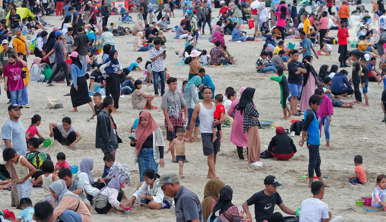 "Meningkat (jumlah kunjungan), karena jumlah kunjungan saat weekend itu rata-rata di 25 sampai 30 ribu (pengunjung)," ujar Head Of Corporate Communications PT Pembangunan Jaya Ancol Ariyadi Eko Nugroho kepada Liputan6.com, Minggu (23/4/2023).  (Liputan6.com/Angga Yuniar)