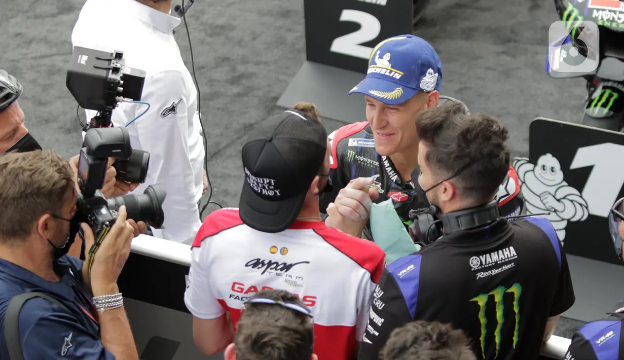 Pembalap Monster Energy Yamaha MotoGP, Fabio Quartararo usai sesi kualifikasi MotoGP di Pertamina Mandalika International Street Sirkuit, Nusa Tenggara Barat, Sabtu (22/3/2022). Fabio Quartararo menempati pole position dengan catatan waktu 1 menit 31,067 detik. (Liputan6.com/Helmi Fithriansyah)