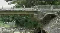 VIDEO: Jembatan Roboh, Warga Harus Memutar Sejauh 25 Km