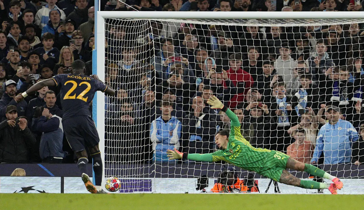 Kiper Manchester City, Ederson gagal menahan eksekusi penalti kelima Real Madrid yang diambil Antonio Rudiger yang menjadi penentu kemenangan 4-3 saat adu tendangan penalti pada laga leg kedua perempatfinal Liga Champions 2023/2024 di Etihad Stadium, Manchester, Rabu (18/4/2024). (AP Photo/Dave Shopland)