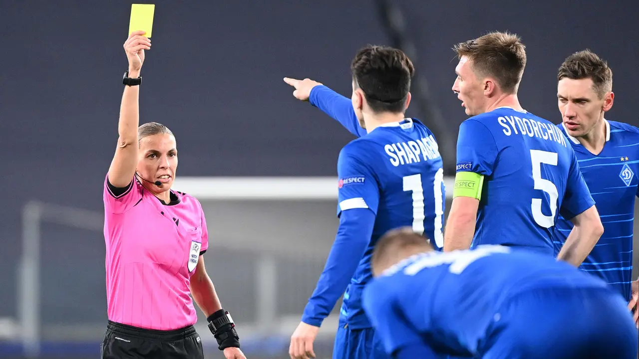 FOTO: Pesona dan Ketegasan Stephanie Frappart, Wasit Wanita Pertama di Liga Champions