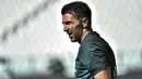 Kiper Juventus, Gianluigi Buffon, saat melawan Torino pada laga Serie A di Stadion Allianz, Turin, Sabtu (4/6/2020). Juventus menang 4-1 atas Torino. (AP/Marco Alpozzi)