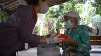 Tim Kementerian Sosial menyalurkan bantuan sosial dampak Corona Covid-19 di Kelurahan Jombang, Kecamatan Ciputat, Kota Tangerang Selatan.