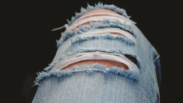 Cara Menambal Celana Jeans Bolong dengan Clear Tape