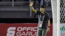 Pelatih Timnas Indonesia U-20 Shin Tae-yong menyempatkan mengecek kondisi lapangan jelang kick-off laga Timnas Indonesia menghadapi Hong Kong pada matchday kedua Grup F Kualifikasi Piala Asia U-20 2023 di Stadion Bung Tomo, Surabaya, Jumat (16/9/2022) malam WIB. (Bola.com/Ikhwan Yanuar)