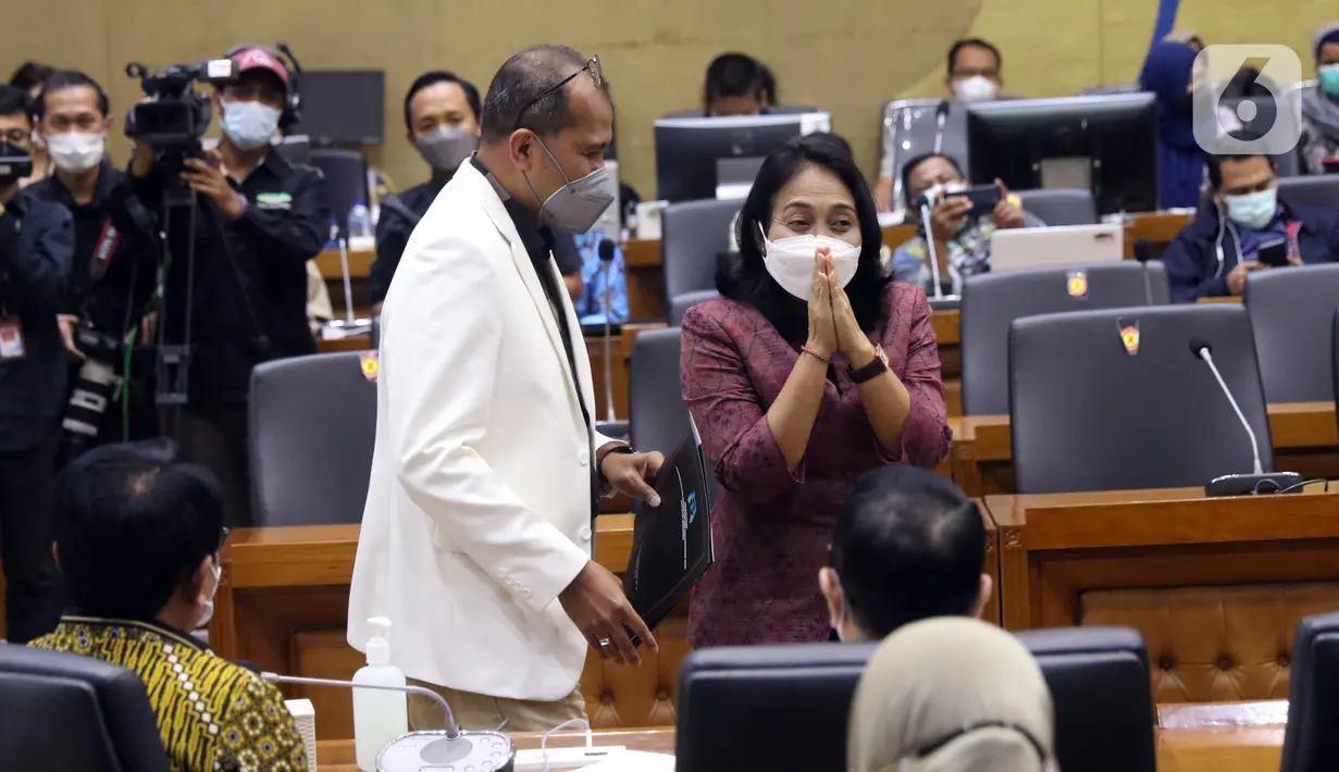 Menteri Pemberdayaan Perempuan dan Perlindungan Anak I Gusti Ayu Bintang Darmawati (kanan) didampingi Wakil Menteri Hukum dan HAM Edward Omar Sharif Hiariej saat rapat pembahasan RUU TPKS di Gedung Nusantara I, Jakarta, Rabu (6/4/2022). (Liputan6.com/Angga Yuniar)