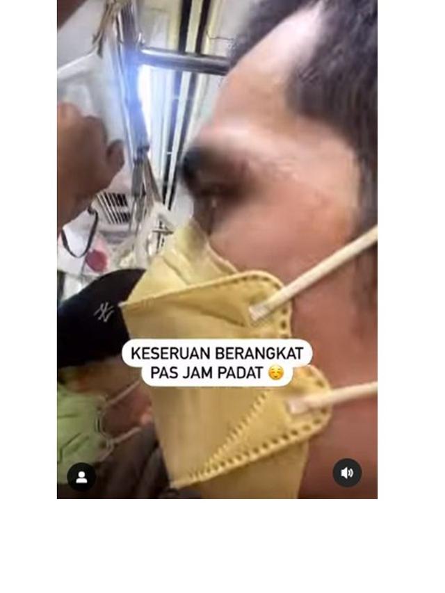 8 Potret Adrian Maulana Berangkat Kerja Naik KRL, Rela Berdesak-desakan