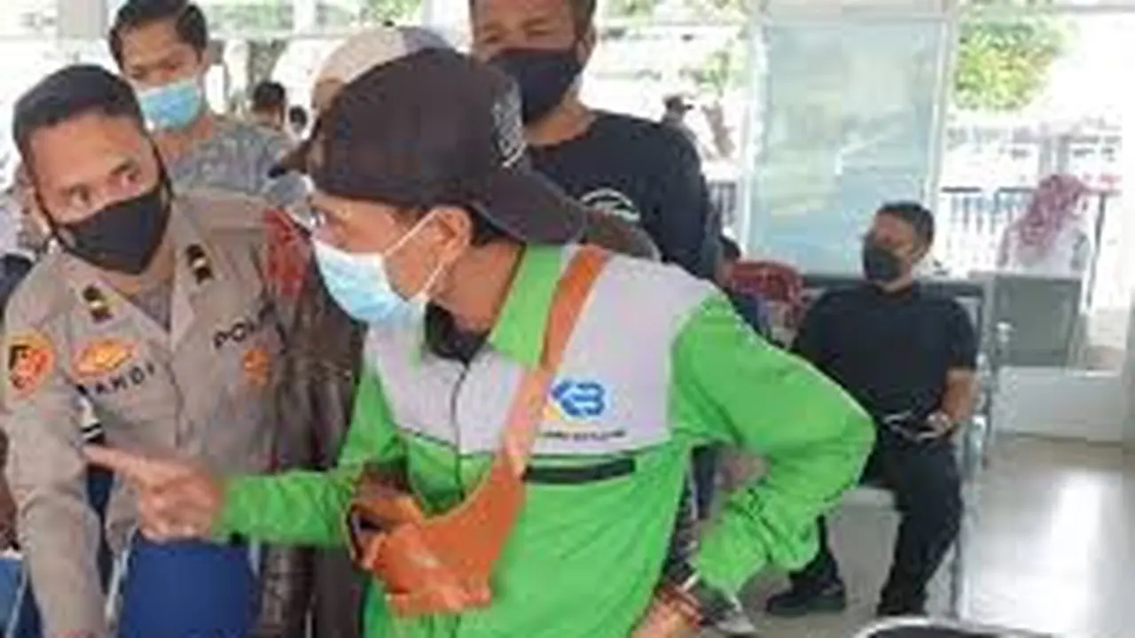 Proses tes urine sopir antisipasi penggunakan narkoba pada angkutan Nataru 2024 (Istimewa)