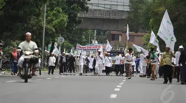 Massa melakukan long march dari Bundaran HI sampai di Balaikota, Jakarta, Senin (1/12/2014). (Liputan6.com/Faizal Fanani)