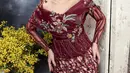 Busana model off shoulder warna merah marun itu hadir dalam detail bordiran bunga yang cantik.  [Foto: Instagram/@mozawahyu]