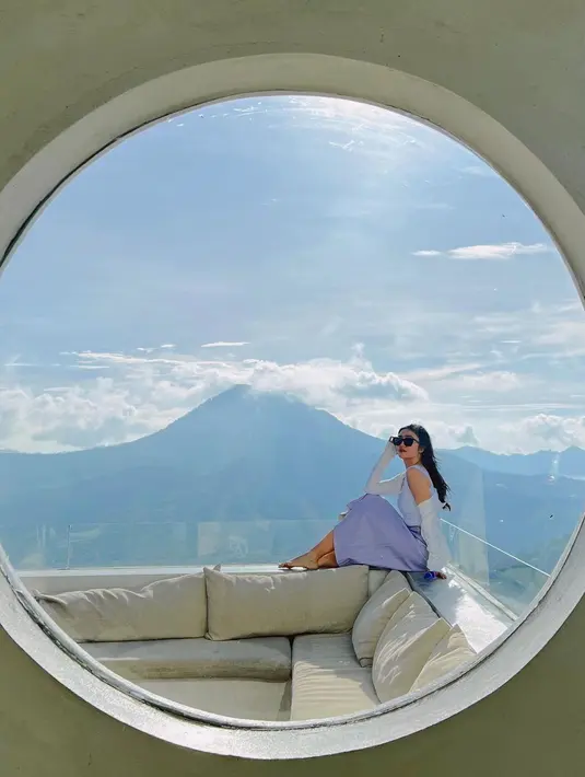Perpaduan outfit dengan sentuhan kacamata hitam yang dikenakan Febby Rastanty membuat penampilannya memukau. (FOTO: instagram.com/febbyrastanty/)