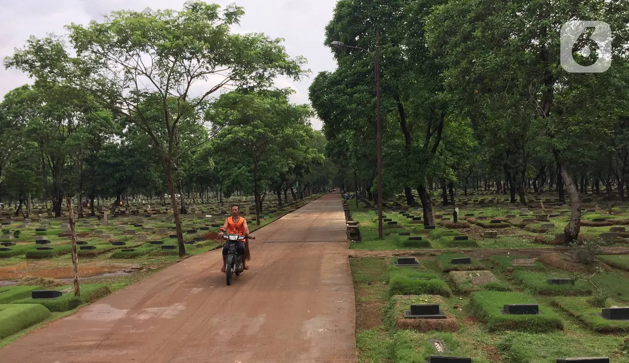 Petugas beraktivitas di TPU Pondok Ranggon, Cipayung, Jakarta, Sabtu (28/12/2019). Pengelola TPU Pondok Ranggon mulai memberlakukan tumpang jasad dalam satu liang lahat jelang habisnya masa tampung pada Januari 2020. (Liputan6.com/Immanuel Antonius)