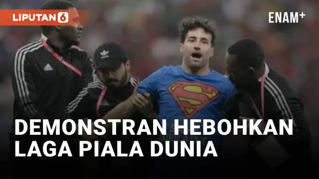 Pertandingan antara Portugal dan Uruguay di Piala Dunia sempat dikagetkan dengan aksi demonstran yang membawa bendera LGBT ke lapangan sepak bola.