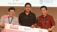 Pelatih Bulutangkis Junior Indonesia, Nova Widiyanto (tengah) menerima Penghargaan Juara Blibli.com Yonex Sunrise BWF World Championship di Galeri Indonesia Kaya, Grand Indonesia, (2/11/2017). (Bola.com/Nicklas Hanoatubun)