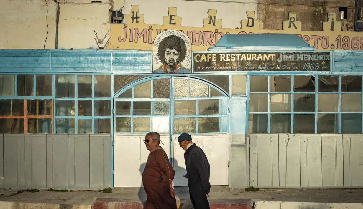 Sebuah poster gitaris AS Jimi Hendrix terlihat di kota pesisir Maroko Essaouira pada 10 September 2020. Essaouira merupakan bekas kota benteng dan salah satu magnet wisata di Maroko yang terletak lima kilometer dari Diabat. (AFP/Fadel Senna)