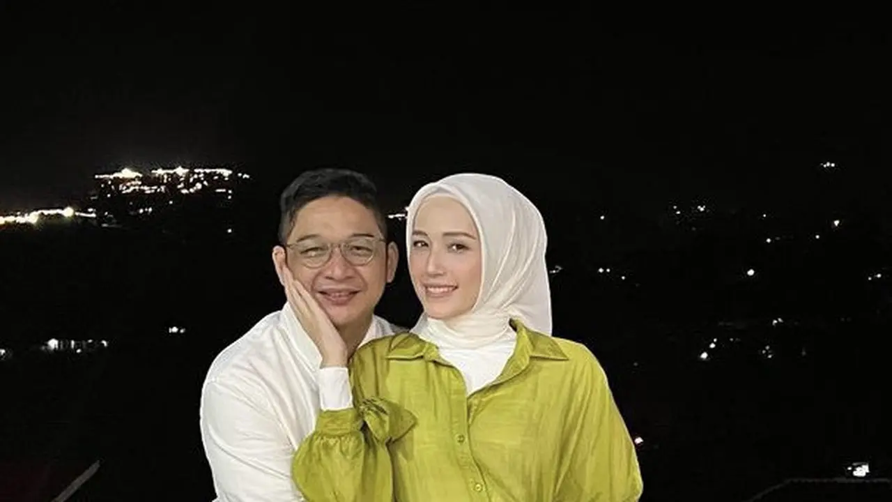 Penampilan Istri Pasha Ungu, Adelia Stylish Dibalut Hijab . Foto: Instagram: @adeliapasha