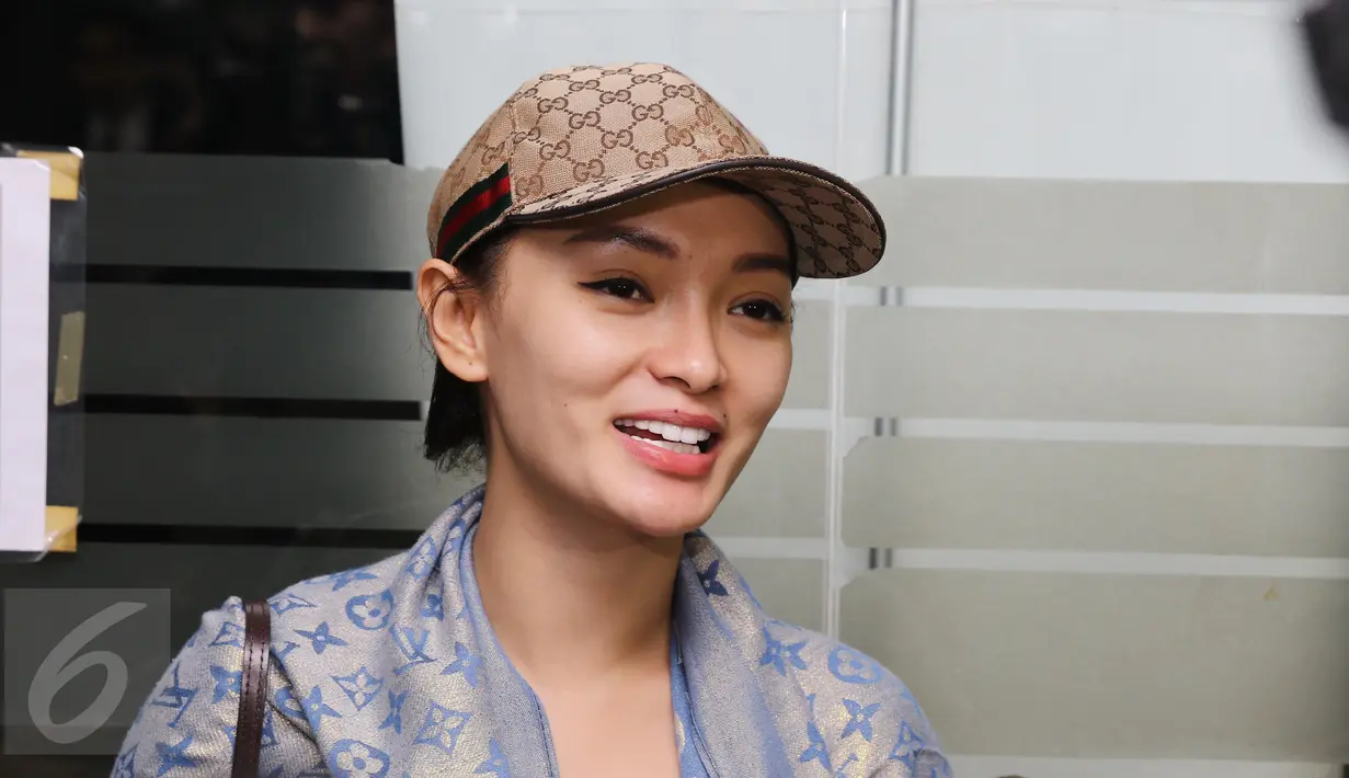 Zaskia Gotik memberikan keterangan pers usai menjenguk Julia Perez di RSCM, Jakarta, Selasa (27/12). Zaskia Gotik mengatakan Jupe sangat lahap memakan jengkol yang dibawanya saat membesuk yang sedang  dirawat di RSCM. (Liputan6.com/Herman Zakharia)
