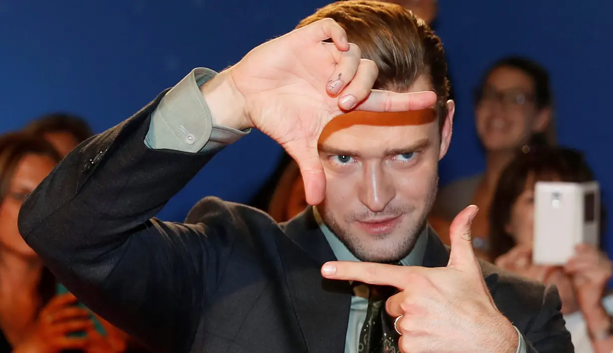 Penyanyi Justin Timberlake berpose setibanya di karpet merah film "Justin Timberlake and the Tennessee Kids" pada Toronto International Film Festival (TIFF) ke-41, di Toronto, Kanada, Selasa (13/9). (REUTERS/Mark Blinch)