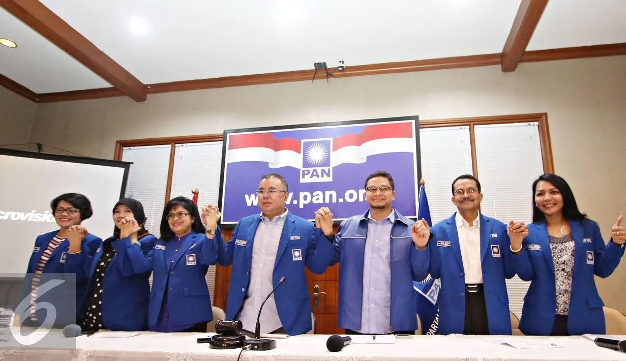 Wakil Ketua Umum PAN Bara Hasibuan (tengah) berfoto bersama dengan dan jajaran pengurus PAN lainnya usai memberikan keterangan dalam acara refleksi akhir tahun di Kantor DPP PAN, Jakarta, Selasa (29/12). (Liputan6.com/Immanuel Antonius)
