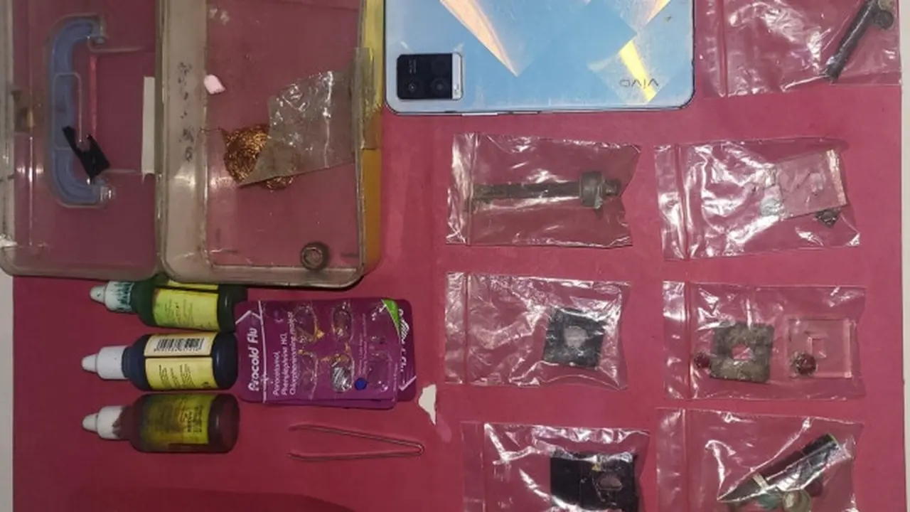 Barang bukti pembuatan pil ekstasi palsu sitaan Polda Riau dari pedagang ikan di Pekanbaru.