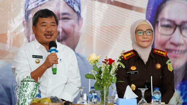 Kajari Garut Neva Sari Susanti bersama Bupati Garut Rudy Gunawan dalam peresmian Kampung Restorative Justive di Desa Sukalaksana, Samarang, Garut.