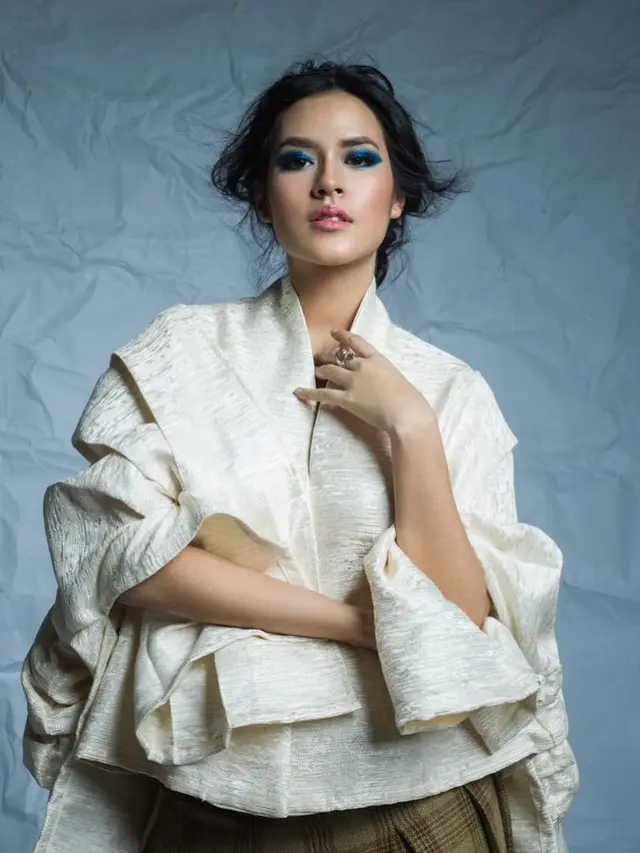 Biasa Natural, Ini 7 Potret Raisa dengan Makeup Tebal yang Curi Perhatian