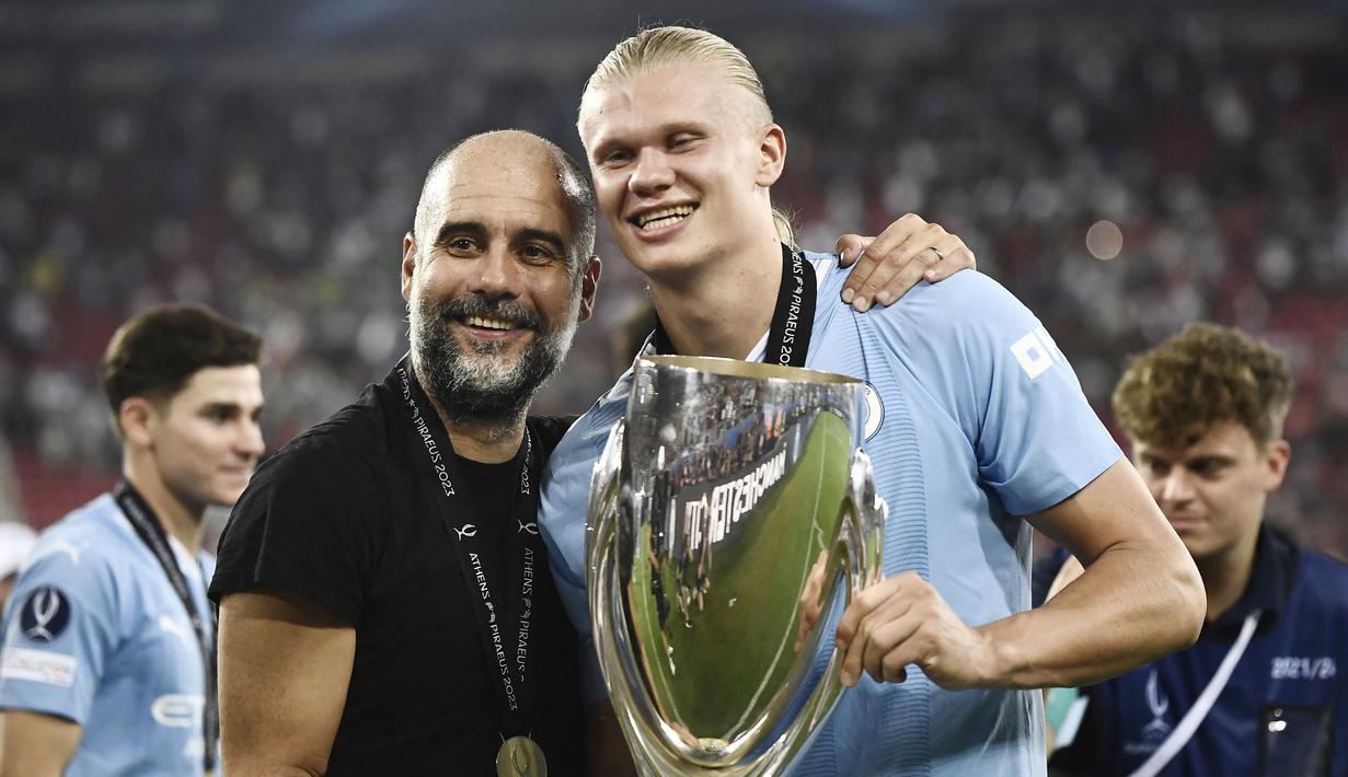 Pelatih Manchester City,  Pep Guardiola, bersama Erling Haaland saat perayaan juara UEFA Super Cup 2023 di Stadion Georgios Karaiskakis, Kamis (17/8/2023). Laga Piala Super Eropa kali ini berakhir imbang 1-1 dalam 90 menit, Man City menang 5-4 di babak adu penalti. (AFP/Spyros Bakalis)