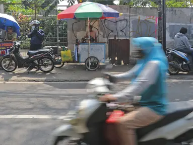 Kendaraan melintasi penjahit di kawasan Lenteng Agung, Jakarta, Sabtu (12/06/2021). Berdasarkan data Kemenko Perekonomian per 8 Juni 2021, presentase realisasi anggaran program Pemulihan Ekonomi Nasional (PEN) 2021 masih cukup rendah. (Liputan6.com/Herman Zakharia)