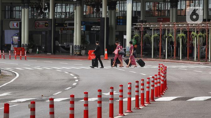 Suasana Bandara Soekarno Hatta, Tangerang, Banten, Sabtu (25/4/2020). Pemerintah melalui Kementerian Perhubungan menghentikan sementara aktivitas penerbangan komersil terjadwal baik dalam dan luar negeri terhitung mulai 24 April hingga 1 Juni 2020. (Liputan6.com/Johan Tallo)