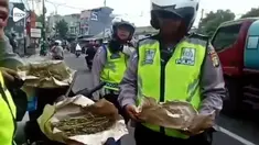 Pengendara motor kabur saat razia kendaraan, setelah diperiksa ternyata mereka membawa 4 kg ganja dalam bagasi.