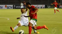 Bek Myanmar U-19, Nan Wai Min mencoba menahan pergerakan lincah pemain sayap Timnas Indonesia U-19, Ilham Udin Armayn (kanan) saat berlaga di Stadion GBK Jakarta, (5/5/2014). (Liputan6.com/Helmi Fithriansyah)