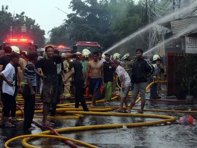 Petugas pemadam kebakaran berusaha memadamkan api yang membakar rumah tinggal di Jalan Dr Saharjo Menteng Atas, Manggarai, Jakarta, Kamis (11/1/2024). Sebanyak 27 unit mobil pemadam dan 100 personel diterjunkan ke lokasi kebakaran. (merdeka.com/Imam Buhori)