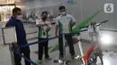 Pengunjung melihat sepeda listrik Polimetal Raynor Electric Bike dalam MRT Bike Showcase di stasiun MRT Bundaran HI, Jakarta (29/03/2022). Sepeda listrik yang mampu menempuh jarak hingga 50 kilometer mengandalkan Bataraz battery pack untuk sekali pengecasan.selama 4 jam. (Liputan6.com/HO/Drma)