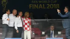 Presiden Prancis Emmanuel Macron, Presiden FIFA Gianni Infantino, Presiden Rusia Vladimir Putin dan Presiden Kroasia Kolinda Grabar-Kitarovic foto bersama menjelang final Piala Dunia 2018 di Stadion Luzhniki, Moskow (15/7). (AFP Photo/Christophe Simon)