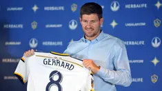 Gelandang Los Angeles Galaxy, Steven Gerrard berpose saat sesi jumpa pers di Stubhub Center, Los Angeles, Amerika Serikat (7/7/2015). Gerrard resmi diperkenalkan LA Galaxy pada Sabtu (4/7) lalu. (REUTERS/Gary A. Vasquez-USA TODAY)