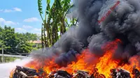 Kebakaran puluhan motor diparkiran sebuah pabrik di Demak. (Dok. Istimewa)
