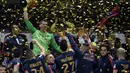 Penjaga gawang PSG, Nicolas Douchez mengangkat tropi Piala Liga Perancis Sabtu (19/4/2014) (AFP Photo/Franck Fife).