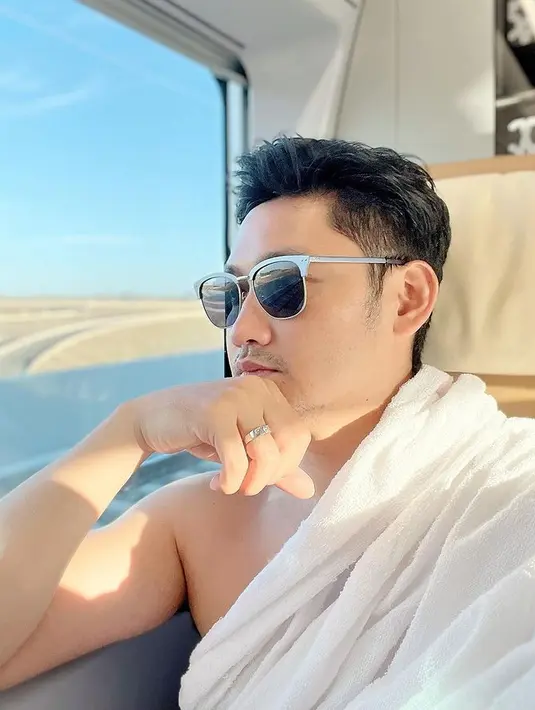 "Jadi lah seperti air putih, walau tidak mewah tapi sangat berarti," tutup Angga Wijaya. [Sumber: Instagram/anggawijaya88]